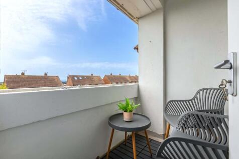 Holmbush_14.jpg