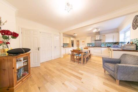 Kitchen &amp; dining space