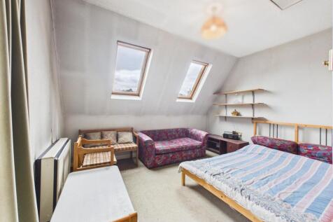 Lounge/Bedroom with Kitchen off