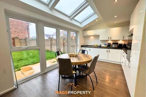 Kitchen / Dining Area