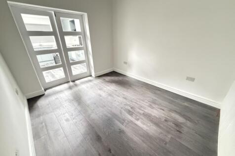 Lynton Avenue, Claregate, Wolverhampton photo 4