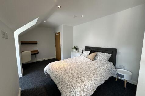 Lord Tennyson // 2 Bed & 2 Bath // Ensuites // JULY 2027 photo 4