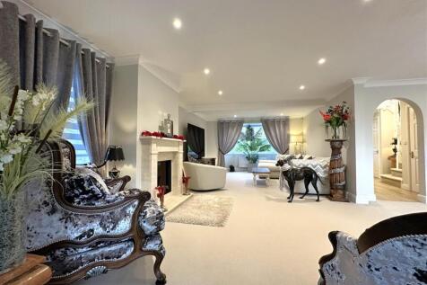 Expansive Living Room 471