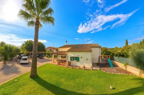 View of the finca and its estate