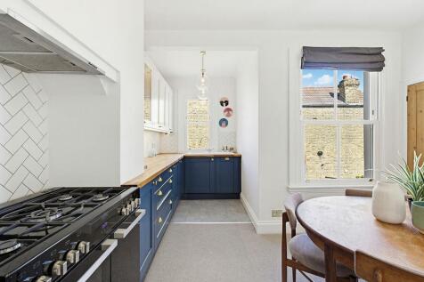 3-bed flat on Revelstoke Road, London, Southfields, SW18, £2,750/mo