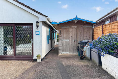 Timber Garage/Workshop and Driveway Parking