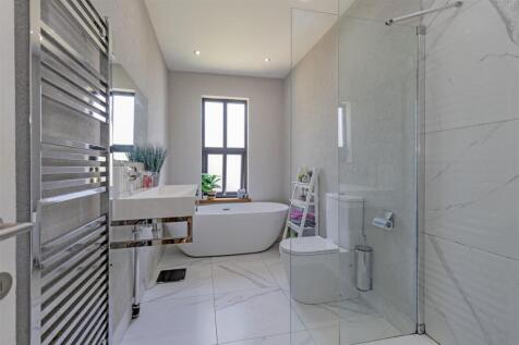 Exquisite Family Bathroom