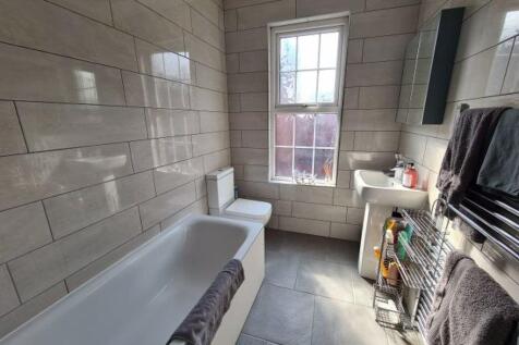 A spacious and well-maintained bathroom featuri...