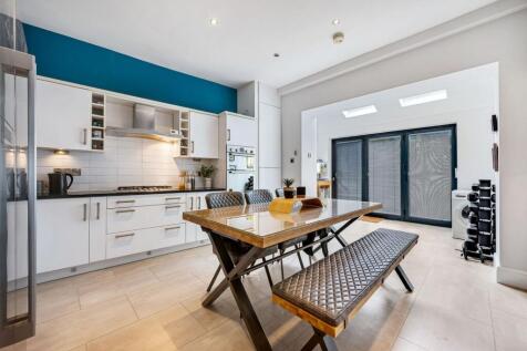 Kitchen/ Dining Room