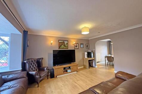 Bowers Park Drive 65 - Lounge 2...jpg