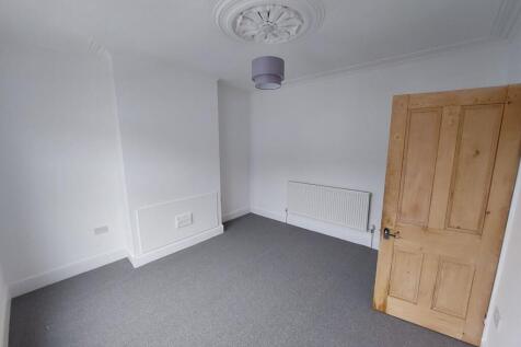 Bright, freshly painted double bedroom with neu...