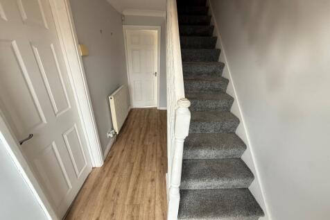 Chequers Close, Pontefract, West Yorkshire, WF8 photo 5