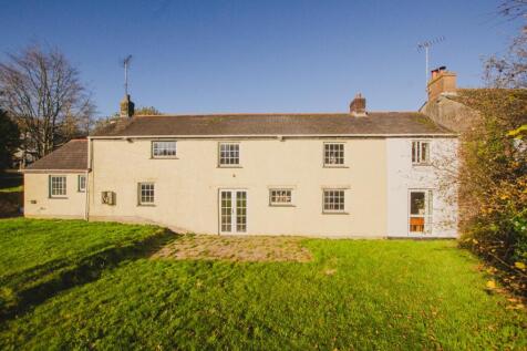 2 Lamorick Bodmin 01208 74182