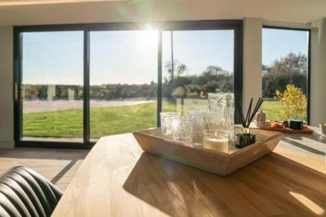 Enjoy drinks at the breakfast bar