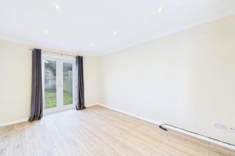 CAM01909G0-PR0454-STILL009