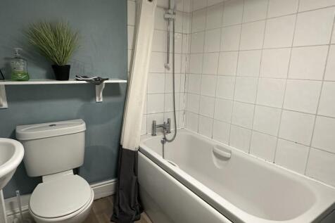 WEST END // 6 Bedroom & 3 Bathroom // SEPT 2026 photo 4
