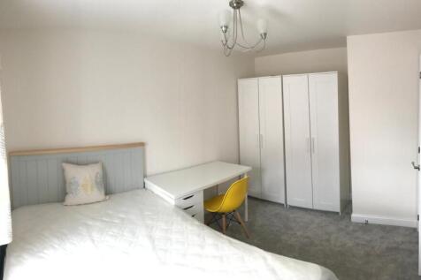 4 bed semi-detached house to rent at 2 Lapwing Pl