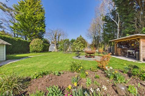 Rear Garden/Barbecue Hut