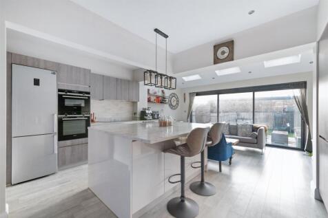 Kitchen &amp; Living