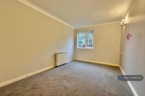 Really Spacious Bedroom With Garden Views
