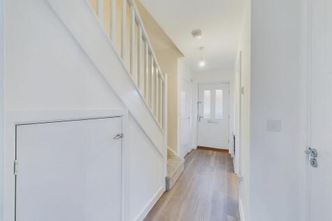Kilnwood Vale, Horsham photo 4