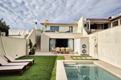 Pool with solarium