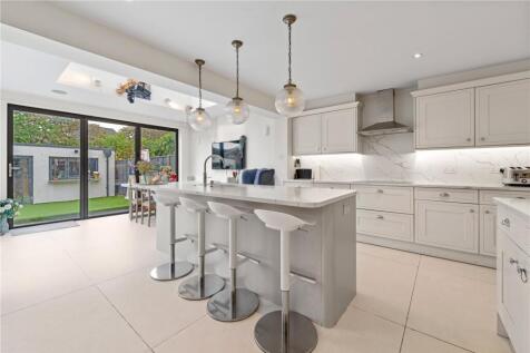 Sunbury-on-thames, TW16 - property photo