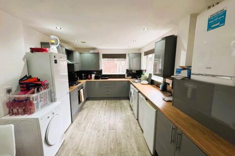 5-bed semi-detached on Lenton Boulevard, Nottingham, Nottinghamshire, NG7, £3,033/mo