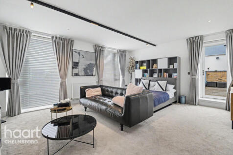 Frederick Hawkes Gardens, Chelmsford. 5 bedroom detached house for sale