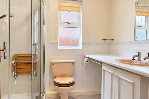 bright_traditional_bathroom_interior.jpg