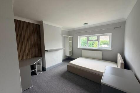 Beechtree Avenue, Englefield Green, Surrey photo 5