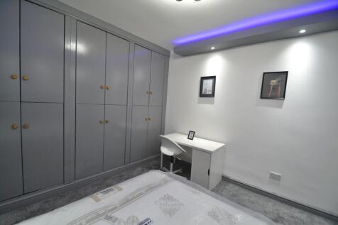 Bright, modern double bedroom with built-in gre...