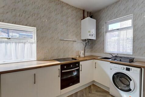 5 Bedroom, Ferndale Road photo 3