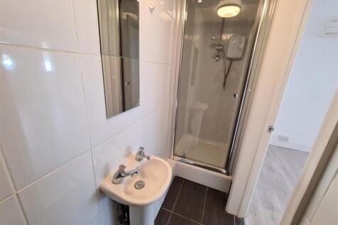 Holbrook Avenue 104 - Shower.jpg