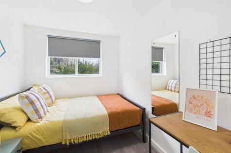 Bright, neatly presented single bedroom with a ...