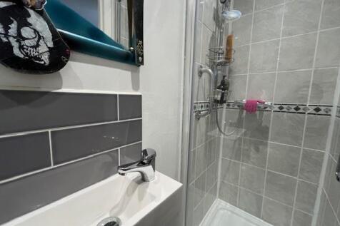 SHOWER ROOM.jpg