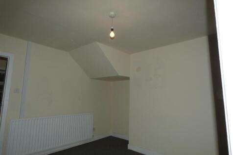 2-bed terraced on Whetstone Hill Lane, Oldham, £725/mo