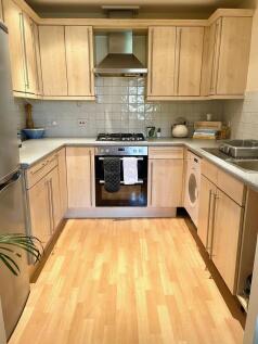 Spacious Three-Bedroom Flat in a Well-Connected L
