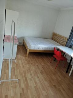 3-bed flat on Orlescote Road, Coventry, Coventry, CV4 7BG, £1,378/mo
