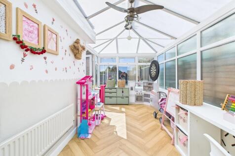 CAM01909G0-PR0330-STILL011