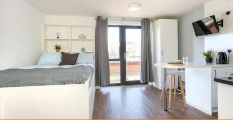 Bright modern studio with double bed and balcon...