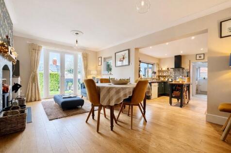 Open plan family room, dining &amp; kitchen