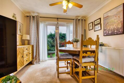 LOUNGE / DINING ROOM