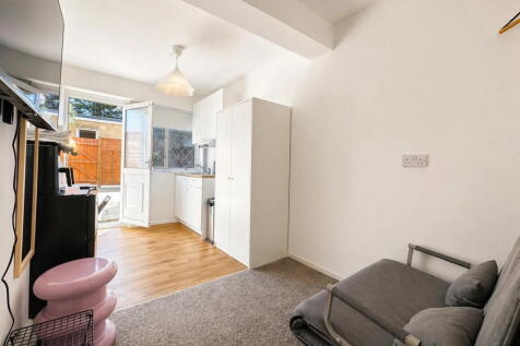 North Circular Road, London, NW2 photo 4