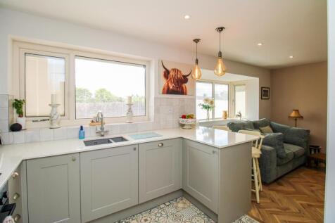 KITCHEN BREAKFAST AREA