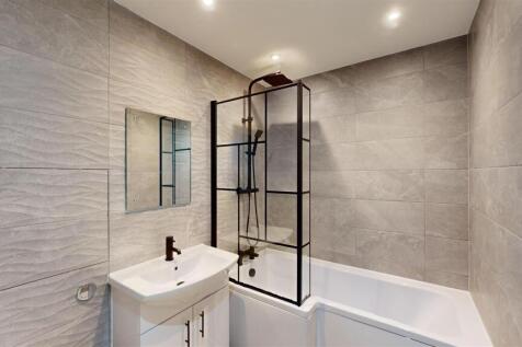 High Street 26, Flat 4 Bathroom.jpg