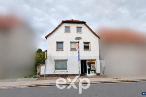 05_Expose_Titelbild_Nachbarhaeuser_verwischt_KI-bearbeitet