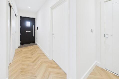 Entrance hall with storage