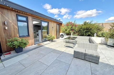 Garden &amp; Outbuilding