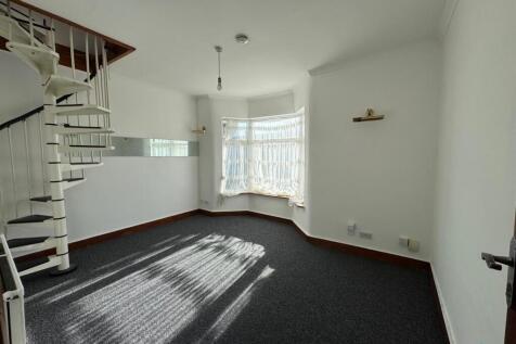 Large 2 / 3 Bedroom Flat In Edmonton, N9